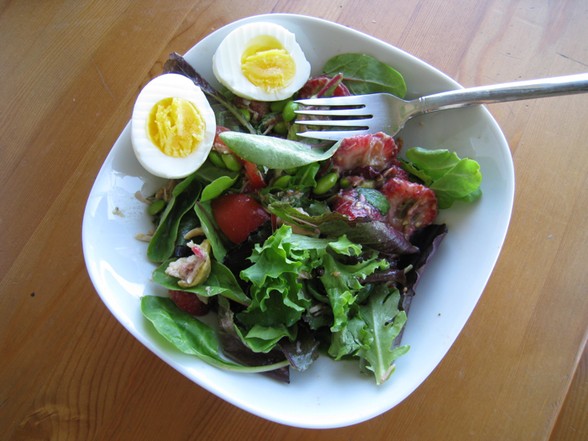 HEARTY SALAD WITH MEAT, TOMATOES, AVOCADO, EDAMAME, AND BERRIES recipe