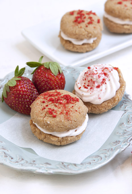 https://marlameridith.com/strawberries-and-cream-whoopie-pies-recipe-gluten-free/