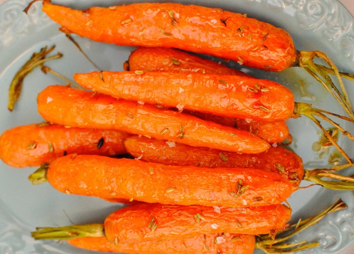 maple-roasted-carrots-with-fennel-seeds-recipe-from-kelliesfoodtoglow