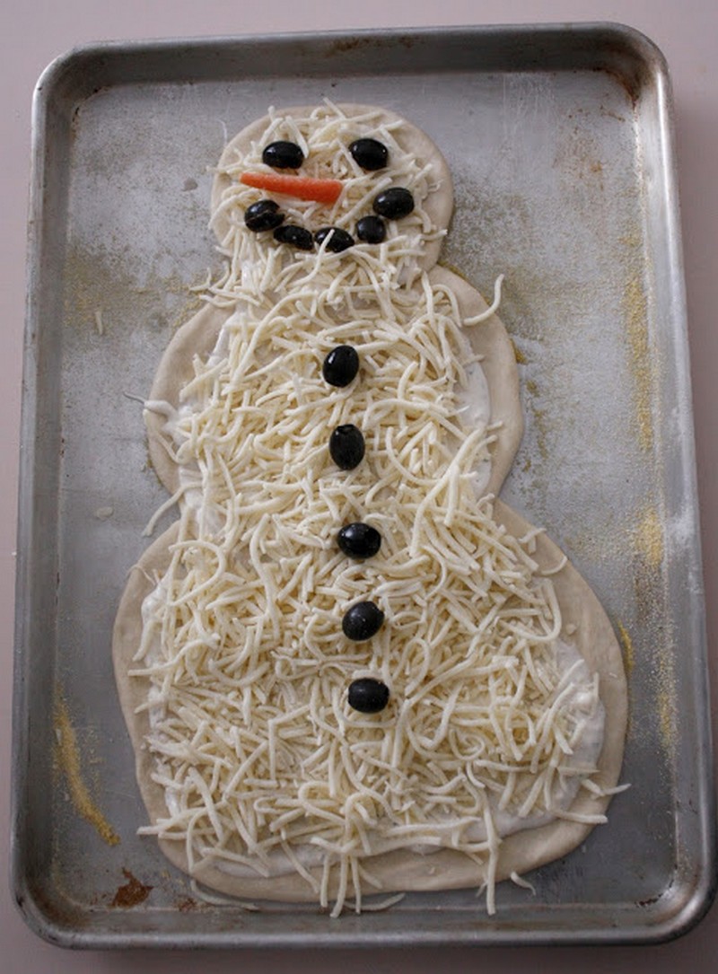 Make a snowman pizza