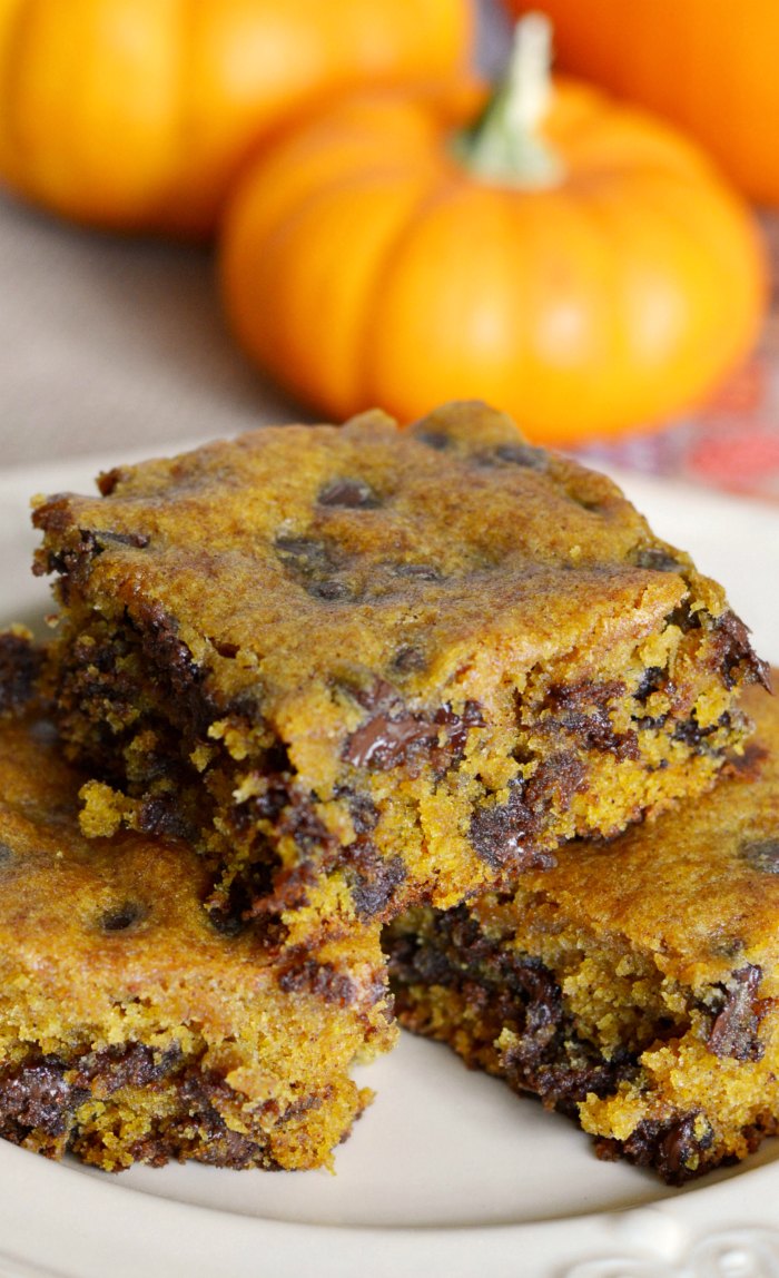 http://www.momendeavors.com/2016/10/delicious-pumpkin-chocolate-chip-bars.html