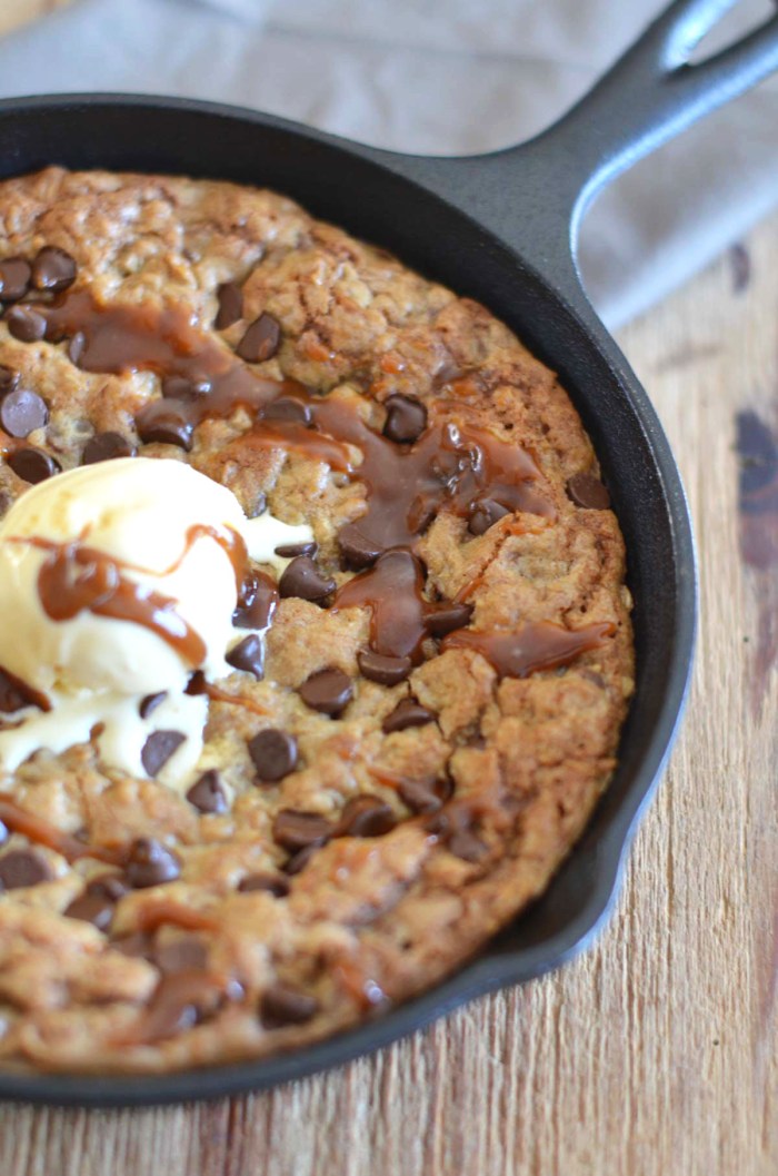 http://www.jessicanwood.com/2015/12/08/oatmeal-chocolate-chip-skillet-cookie-with-salted-caramel/