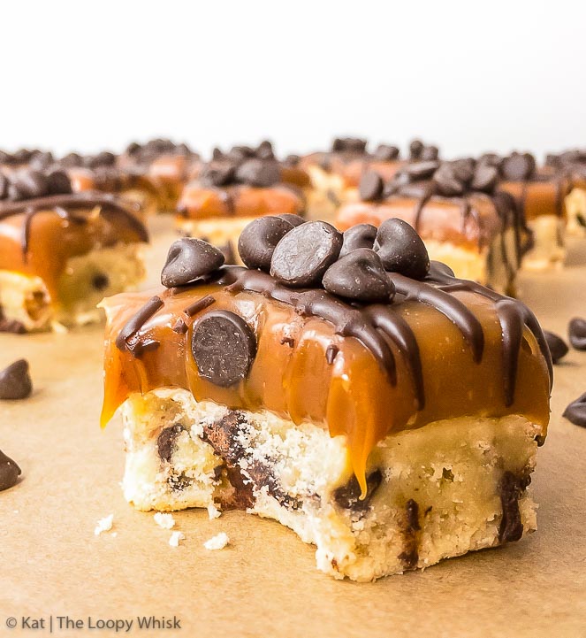 http://theloopywhisk.com/2017/03/08/salted-caramel-chocolate-chip-cookie-bars/