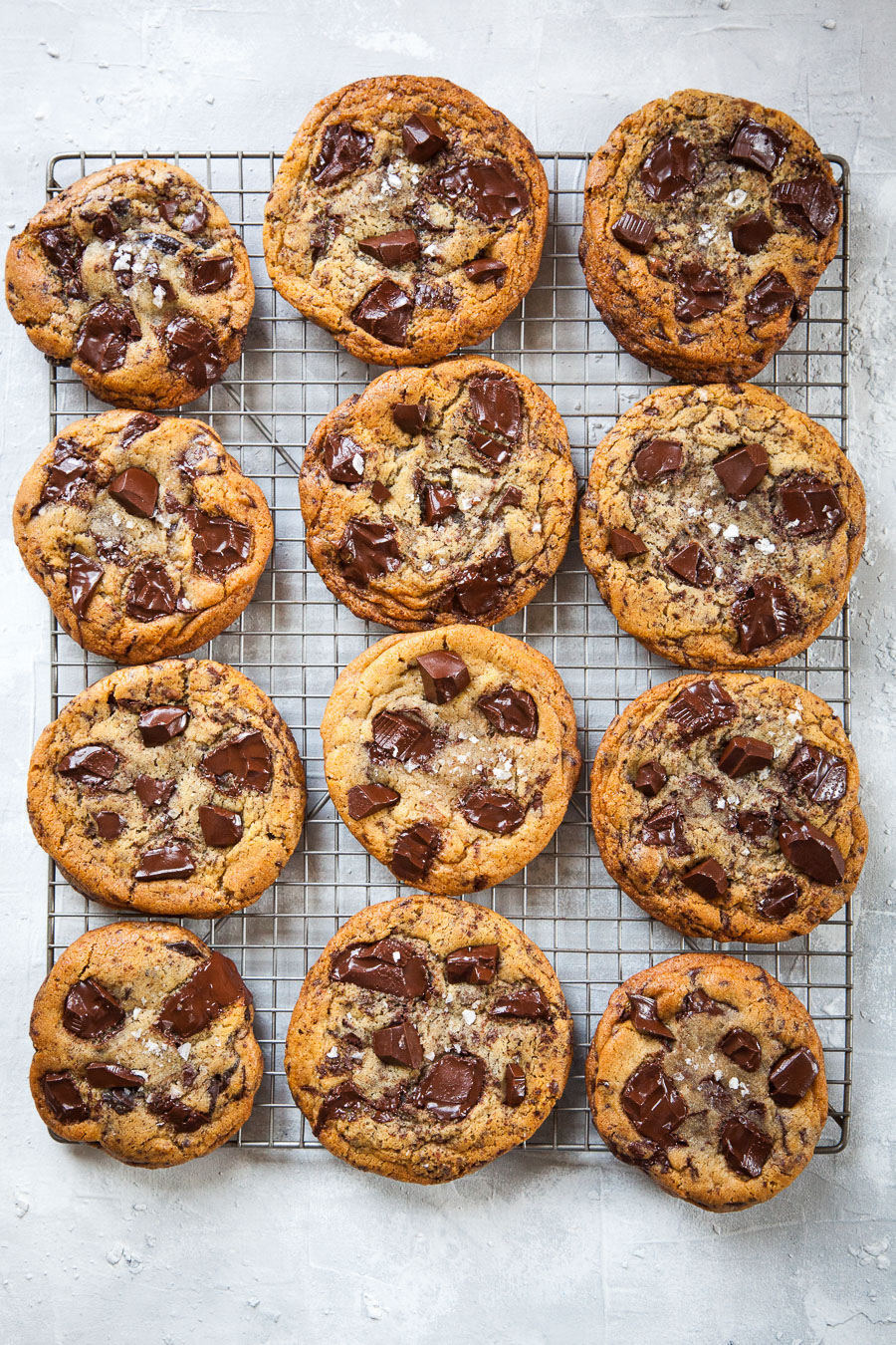 https://www.eatthelove.com/bakery-style-chocolate-chip-cookies/