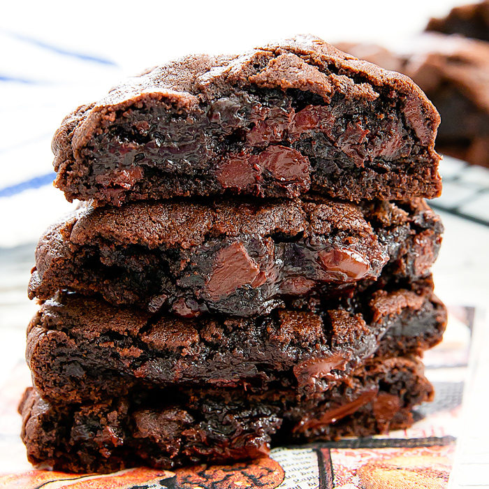 http://kirbiecravings.com/2016/12/copycat-levain-bakery-dark-chocolate-chocolate-chip-cookies.html